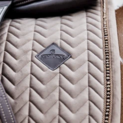 Kentucky Velvet Pearls Jump Saddle Pad Beige 6 Kentucky Velvet Pearls Jump Saddle Pad Beige -Equestrian Club 485a2443 564c22e810080218547dfa1c1093aa08 article photobook l