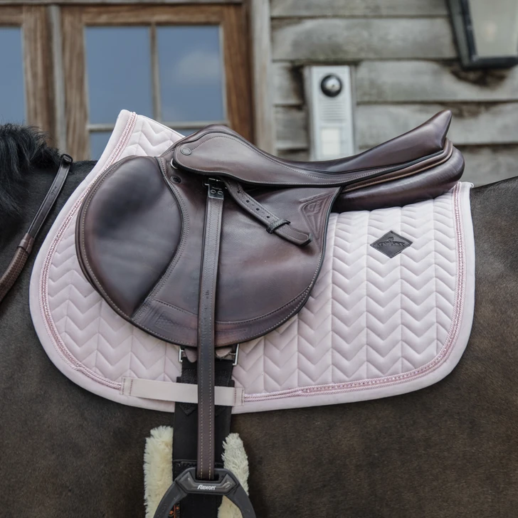 Kentucky Velvet Pearls Jump Saddle Pad Soft Rose 2 Kentucky Velvet Pearls Jump Saddle Pad Soft Rose - Image 2