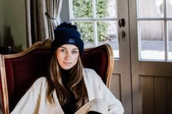 Kentucky Beanie Pompom Navy -Equestrian Club 527e4923738c2c0f2b0634dc2bbaa4b60ca0556c919a8c967f7b80cf7f7a4079