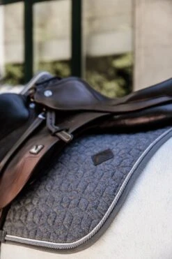 Kentucky Wool Jump Saddle Pad Grey -Equestrian Club 7a610f88e0450a8be69a80aaecb8569411d9705718e641e22ae65596cb176d94