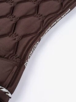 PS Of Sweden Signature Dressage Saddle Pad Coffee 5 PS Of Sweden Signature Dressage Saddle Pad Coffee -Equestrian Club Signature Coffee Quote 9890 1500x2000 1
