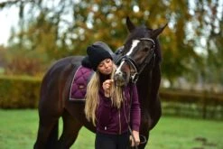 Equestrian Stockholm Dressage Saddle Pad Purple Gold -Equestrian Club aHR0cHM6Ly9lcXVlc3RyaWFuc3RvY2tob2xtLmNvbS93cC1jb250ZW50L3VwbG9hZHMvc2l0ZXMvMi8yMDE5LzA4L3B1cnBsZS1nb2xkLWRyZXNzYWdlLTItZXNzdG9ja2hvbG0uanBn