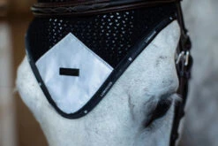 Equestrian Stockholm Ear Bonnet Luminous Black -Equestrian Club luminous black ear net huva fliegenhaube oornetje on1