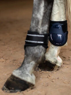 Equestrian Stockholm Anatomic Fetlock Boots Modern Tech Navy -Equestrian Club modern tech navy fetlock boots bakskydd heckschutz kogelbeschermers hov
