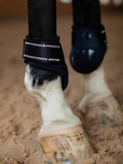 Equestrian Stockholm Anatomic Fetlock Boots Modern Tech Navy -Equestrian Club modern tech navy fetlock boots bakskydd heckschutz kogelbeschermers on1