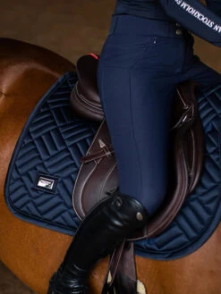 Equestrian Stockholm Maze Jump Saddle Pad Modern Tech Navy -Equestrian Club modern tech navy jumping saddle pad hoppschabrak springschabrack spring zadeldekje on1 1