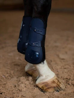 Equestrian Stockholm Anatomic Tendon Boots Modern Tech Navy -Equestrian Club modern tech navy tendon boots framskydd peesbeschermers frontschutz hov