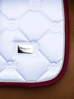 Equestrian Stockholm Dressage Saddle Pad White Perfection Bordeaux -Equestrian Club white bordeaux dressage saddle pad dressyrschabrak dressurschabracke dressuur zadeldekje hov